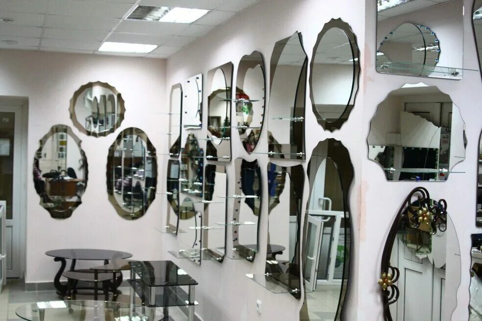 Зеркало в бутике. Магазин зеркал. Много зеркал. Изделия из стекла и зеркал.