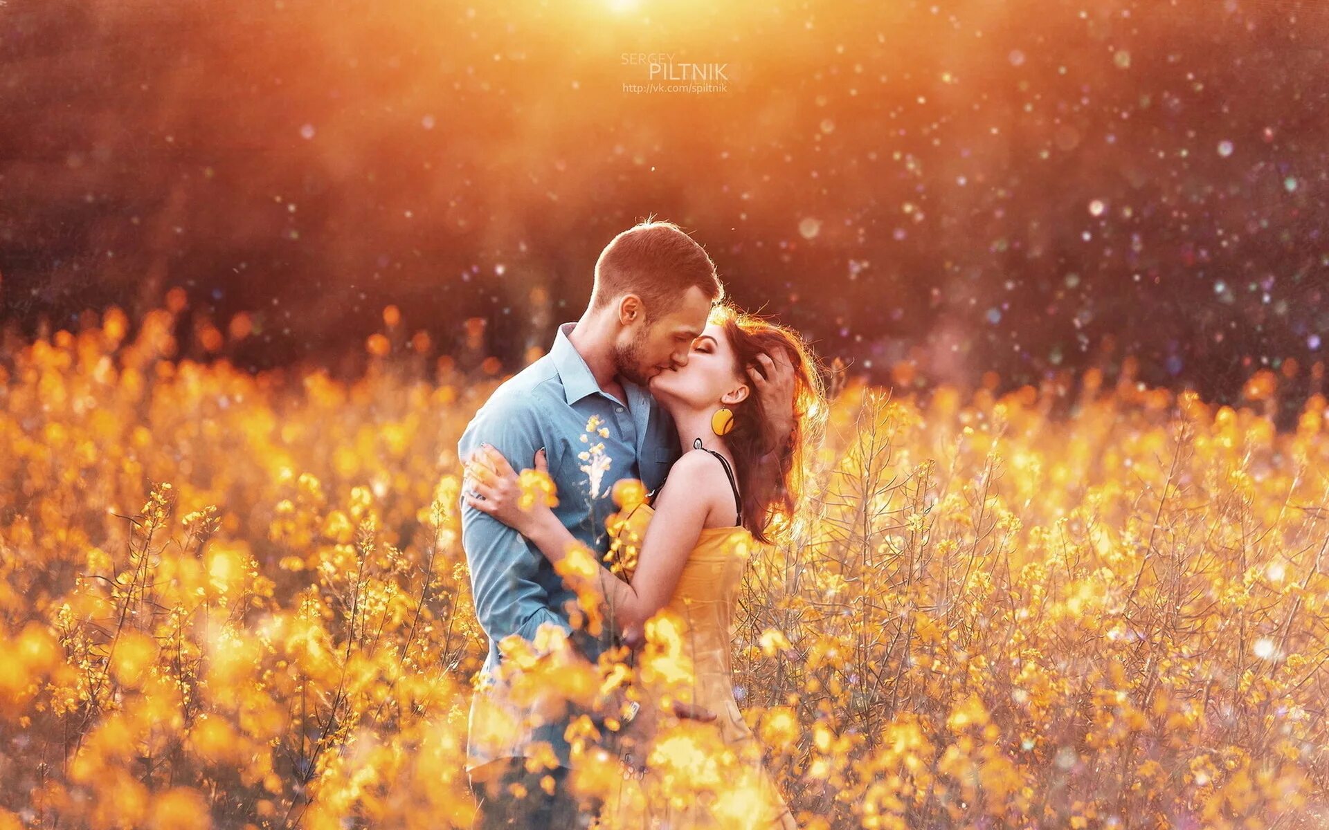 Обнимаются на рассвете. Романтичная пара. Фотосессия пары. Мужчина и женщина на природе. Объятия на природе.