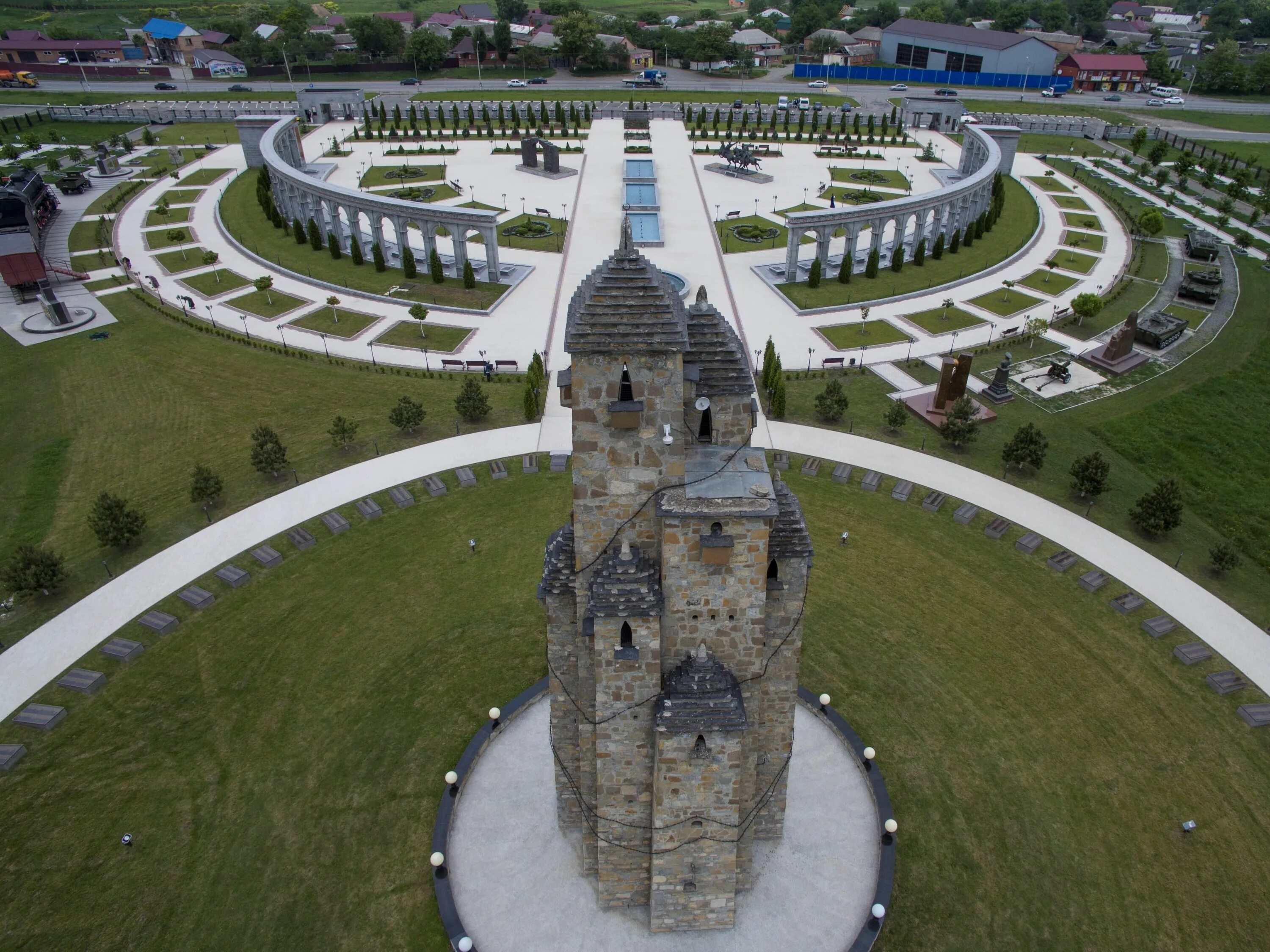 Республика ингушетия столица город. Мемориальный комплекс жертвам репрессий ингушетия. Столица ингушетии магас. Назрань ингушетия. Башня мемориал ингушетия.