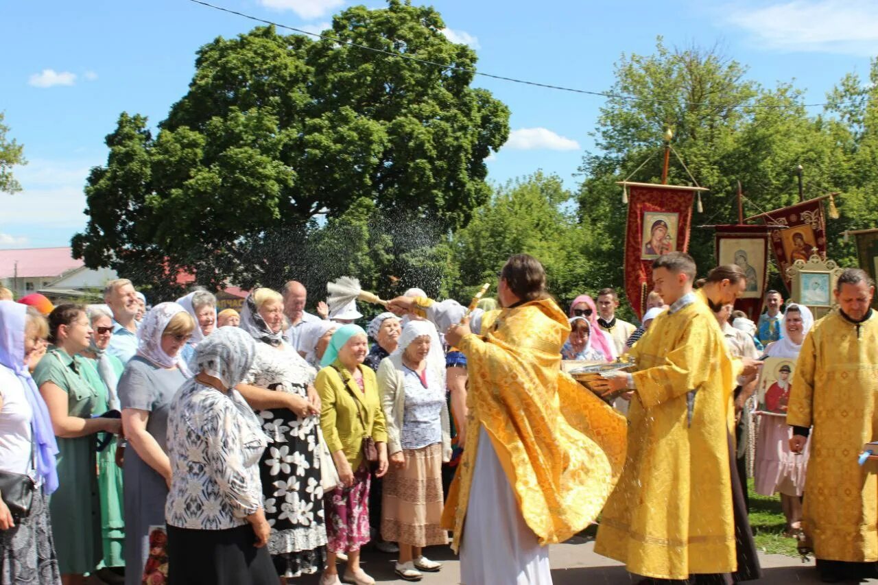 Крестный ход в белгороде сегодня во сколько. Дивеево монастырь крестный ход. Тамбовская область город Кирсанов крестный ход. Крестный ход Арзамас Дивеево 2022. Тихвинский храм, крестный ход.