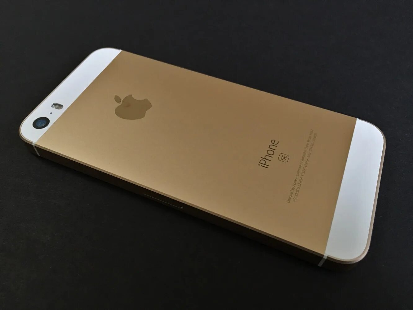 Apple se gold. Iphone 5se Gold. Iphone se 2016 Gold. Айфон 5 se золотой. Айфон se 16 ГБ.