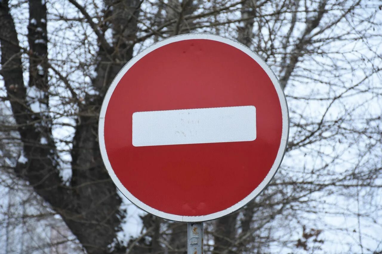 Ограничение движения 10 апреля. Ограничение движения. ограничено движение. перекрытие дороги. ограничено движение транспорта.