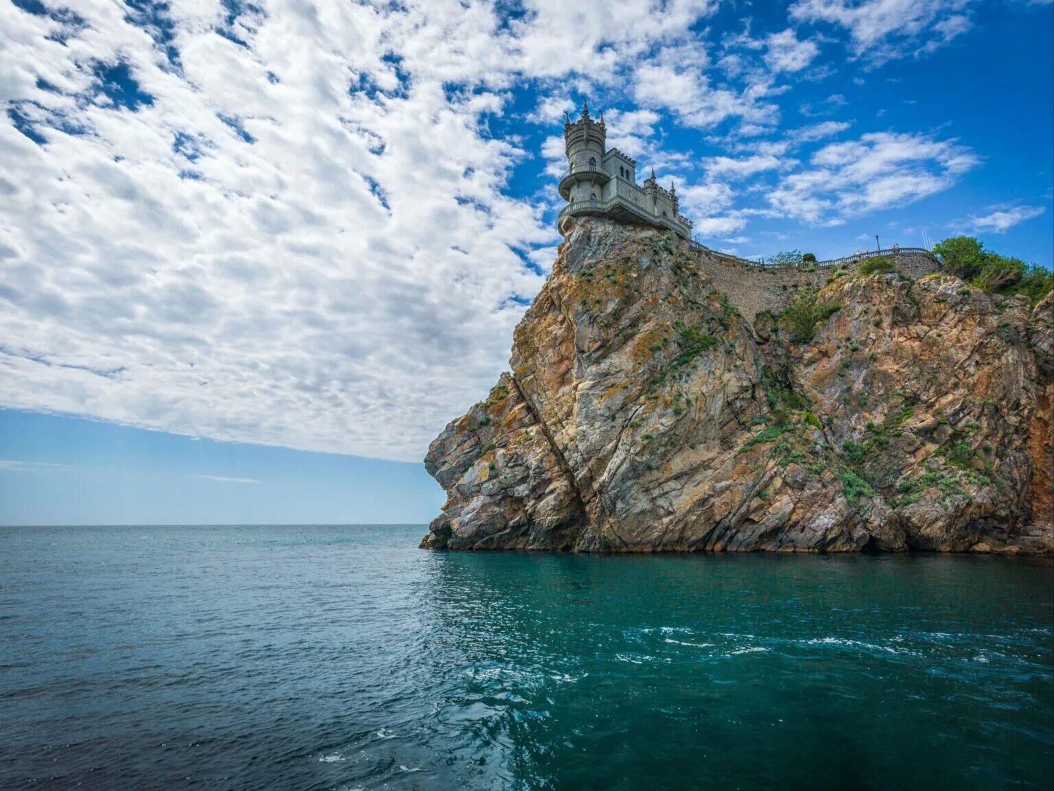 Юбк недорого. Ласточкино гнездо с моря. Крымское море Ласточкино гнездо. Ялта Ласточкино гнездо с моря. Черное море Крым Ласточкино гнездо.