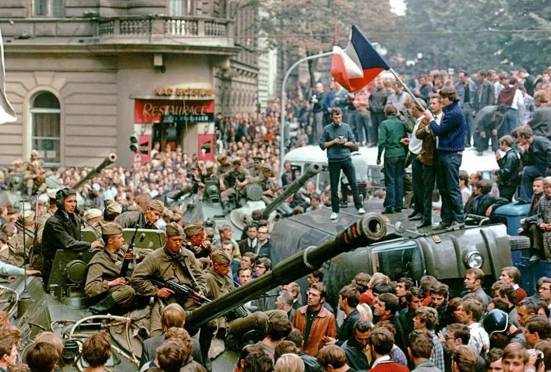 Танки в праге 1968. Пражская весна дунай. Противостояние между западом и востоком. Операция дунай чехословакия 1968 г. Операция дунай чехословакия 1968 г карта.