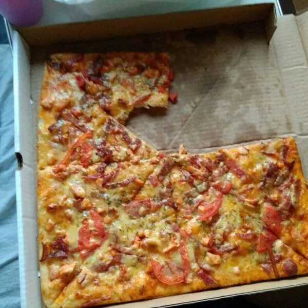Величество пицца загородное ш 24. Величество пицца. Пицца от пицца фабрики. Нарезать прямоугольную пиццу красиво. Величество пицца Оренбург.
