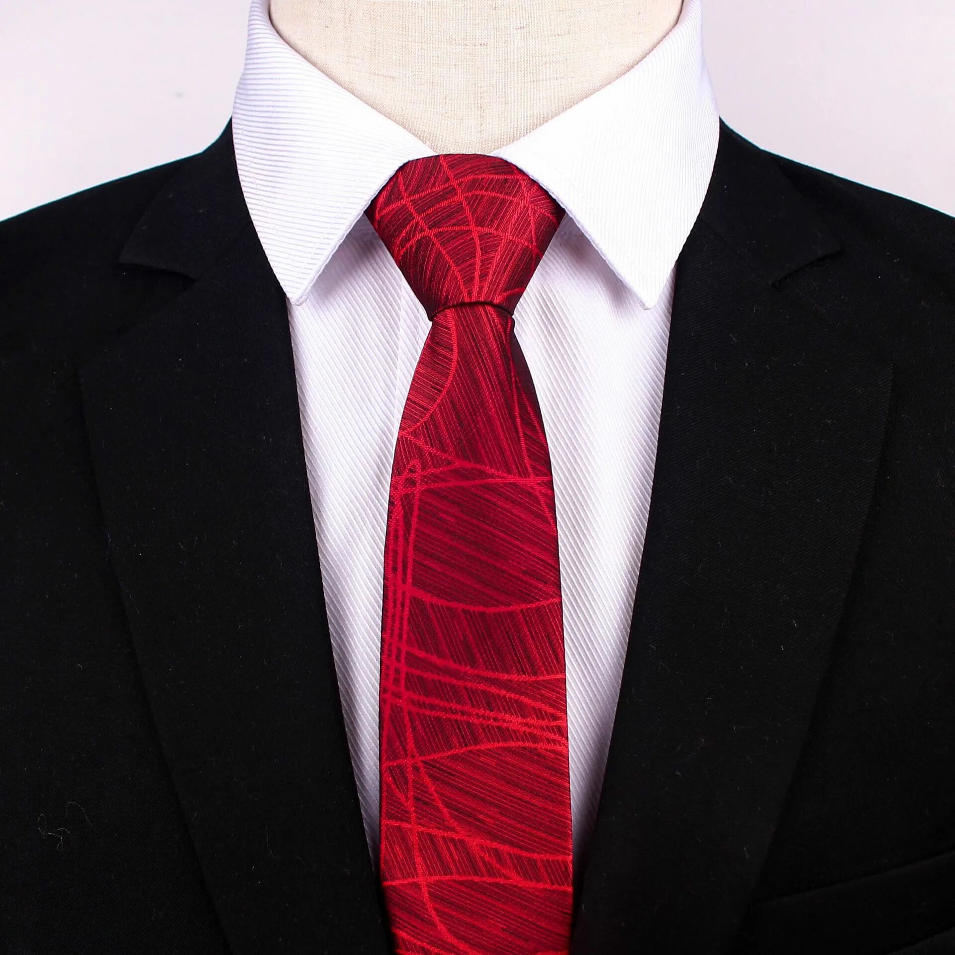 Галстуки мужские красные. Красный галстук. Галстук красный мужской. Костюм с красным галстуком. Черный костюм с красным галстуком.