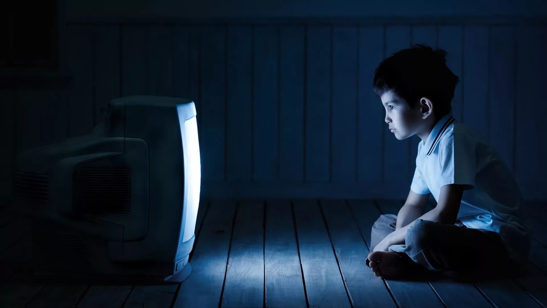 Мальчик в темной комнате. Ребенок сидит в темноте. Человек перед экраном. Ребенок сидит в темноте. Ребенок сидит в темноте.