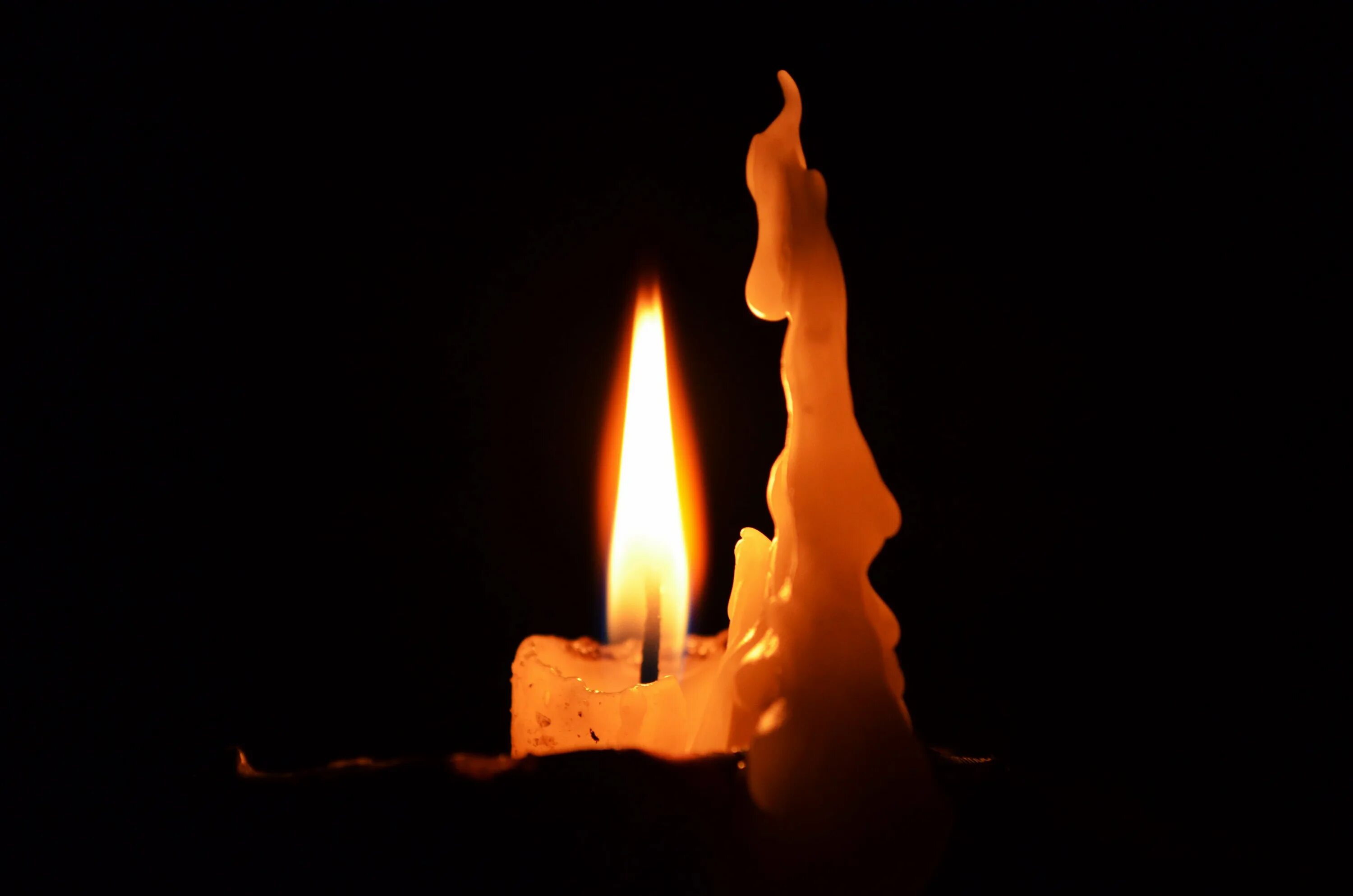 Свеча высокое пламя. В пламени свечи. Горящие свечи. Свечи "огоньки". Горящая свеча.