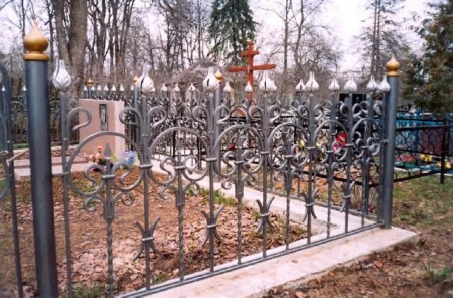 Кованые ограды на кладбище. Донское кладбище оградки москва. Ограды на кладбище. Ограда на кладбище москвы. Ограда на кладбище москвы.