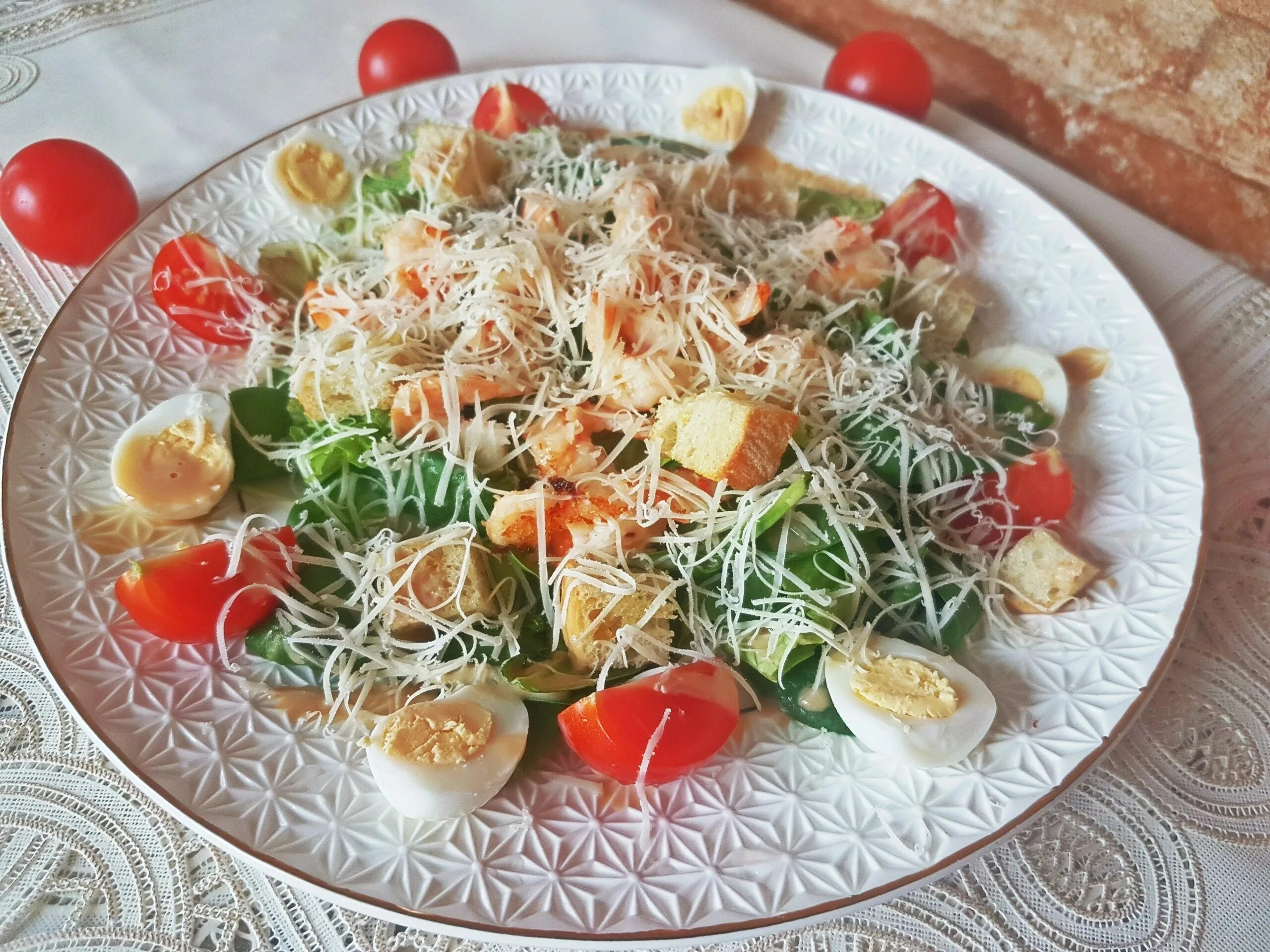 Салат с перепелиными яйцами и помидорами черри и сыром. Салат с перепелиными яйцами и помидорами черри.