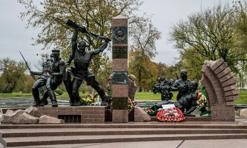 Беларусь у гады айчыннай вайны. Памятник героям-пограничникам Брестской крепости. Памятник пограничникам в Бресте. Памятник в Брестской крепости пограничникам в Бресте. Памятник героям границы Брест.