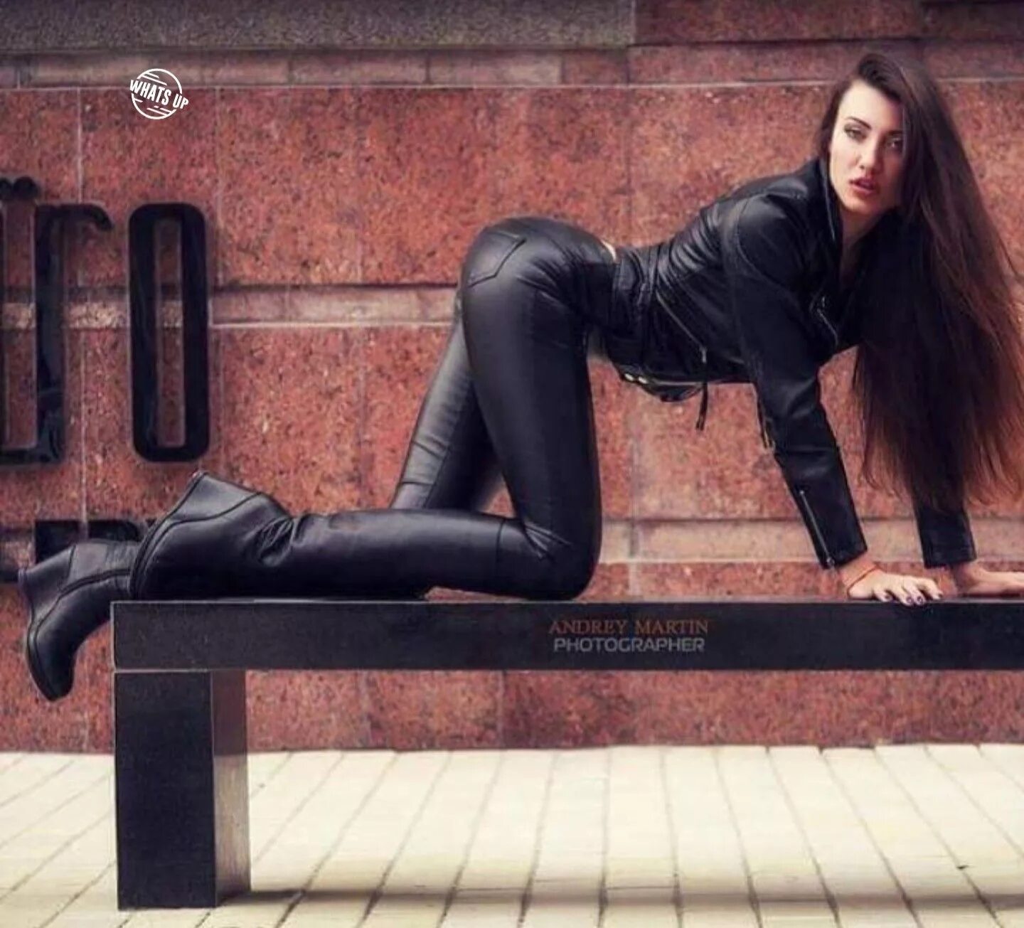 Кожаные штаны железные сапоги песня. Leather Leggings Яна. Дарья Зарицкая в кожаном. Джоди Комер в кожаных штанах. Алёна Савастова в кожаных штанах.