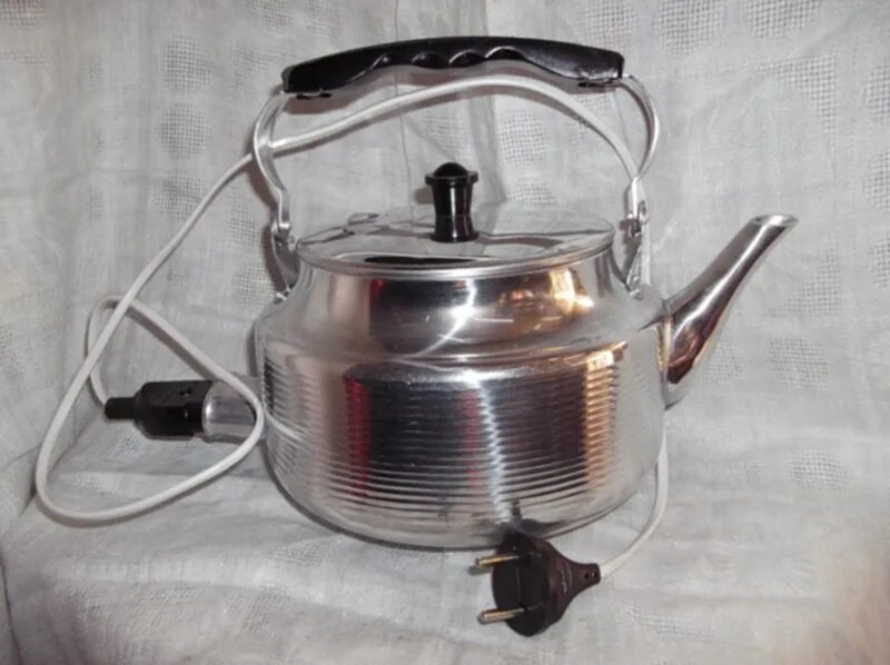 Чайник электрический алюминиевый. Старый электрический чайник. Чайник электрический СССР. Советский алюминиевый чайник.