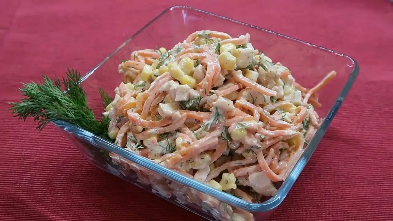 Салат из копчёной курицы с корейской морковкой и огурцом. Салат с копчёной курицей и корейской морковью и кукурузой. Салат с копчёной курицей и корейской морковью и кукурузой и огурцом. Салат с корейской морковкой и копченой курицей.