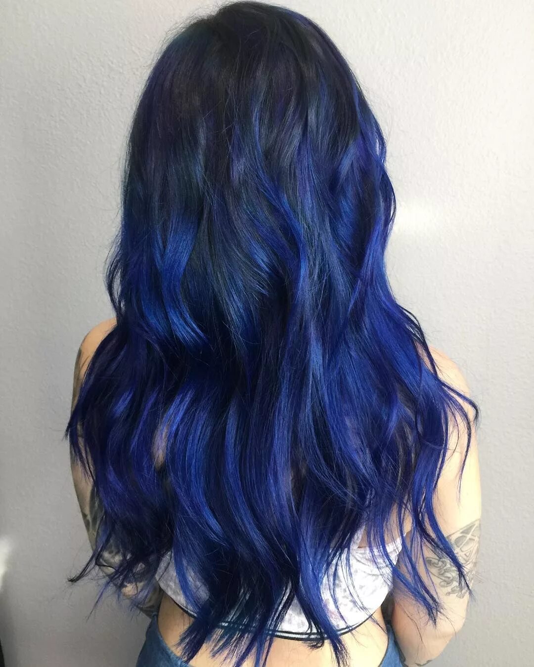 Темно синий цвет волос. Тёмно синие волосы. Синие волосы со спины. Синие волосы темные. Темно голубые волосы.