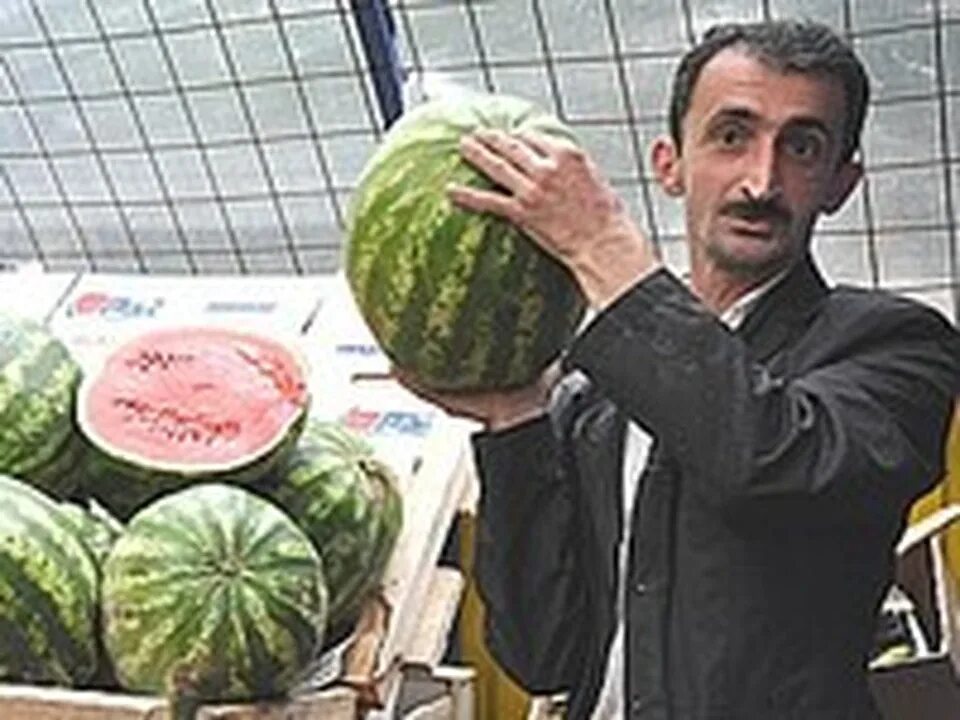 Армяне продают арбузы. Продавец овощей на рынке. Продавец помидоров. Торгаш на рынке. Азербайджанцы на рынке.