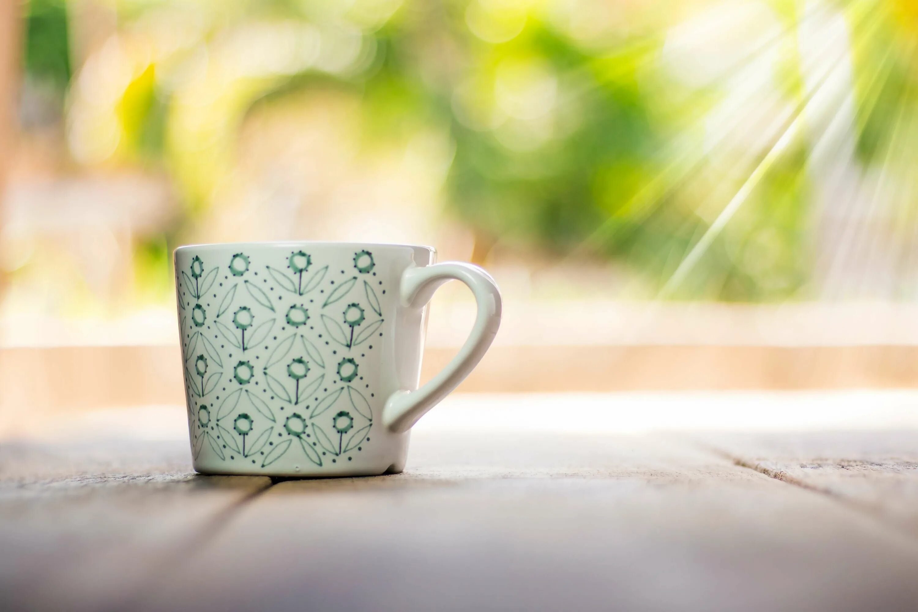 There is a cup on the table. Кружка на столе. Чашка "на стол". Чайник и чашки на столе. Зелёная Кружка в руке.
