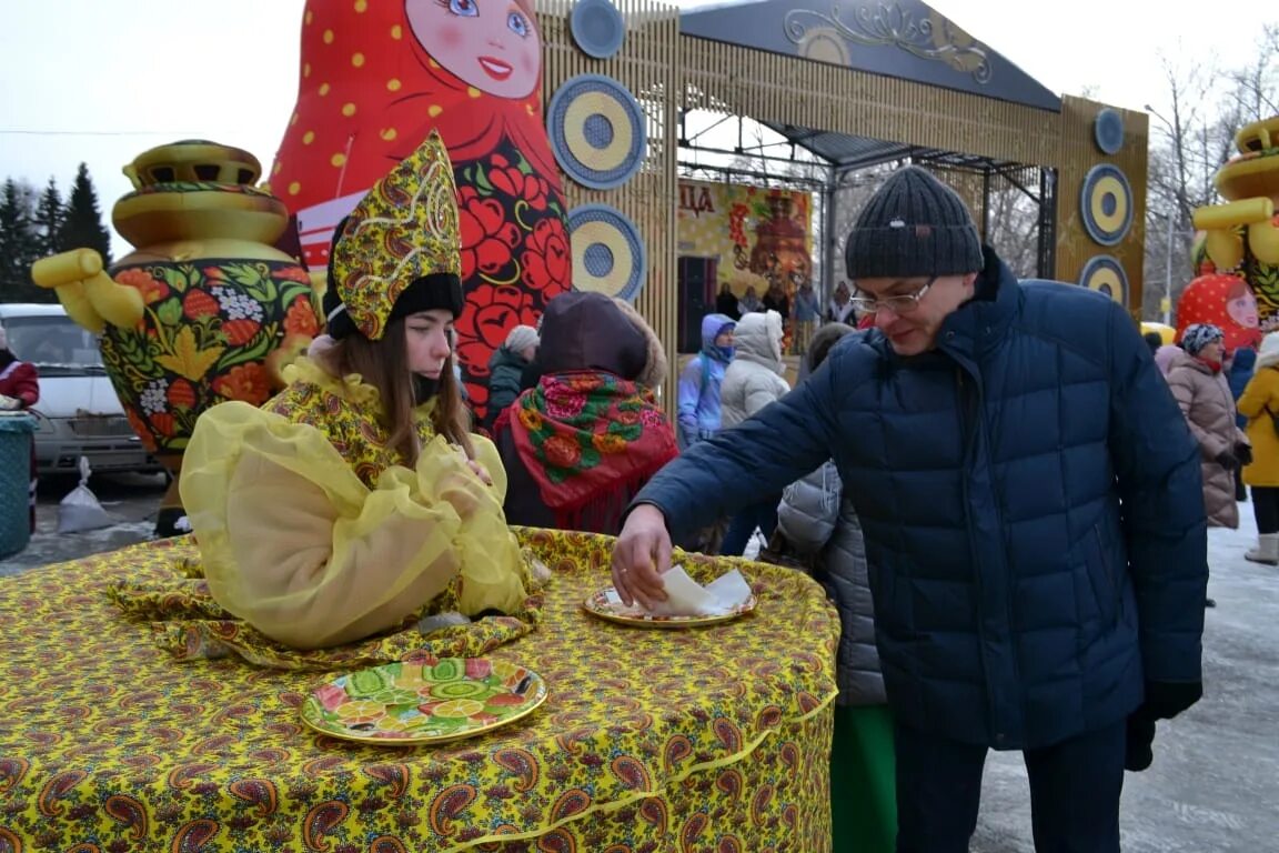 Масленица на левом берегу. Украшение территории на Масленицу. Костюм Масленицы. Идеи на Масленицу. Масленичная неделя фото.