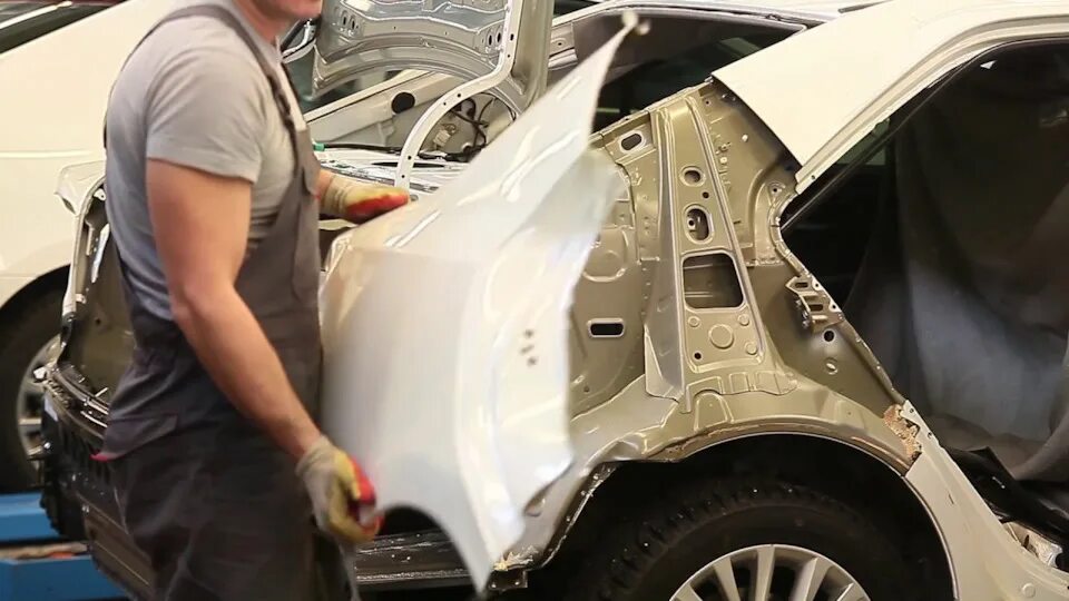 Рихтовка кузова автомобиля. Кузовная автомастерская. Жестянка автомобиля. Кузовные работы автомобиля. Подготовщик автомобилей.