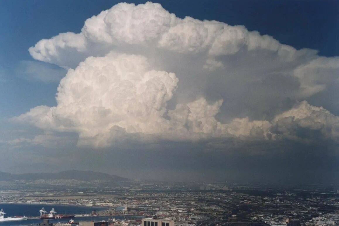 Кучево-дождевые (cumulonimbus). Кучевые дождевые облака. Кучеряво дождистые облака. Кучево-дождевые облака вертикального развития.