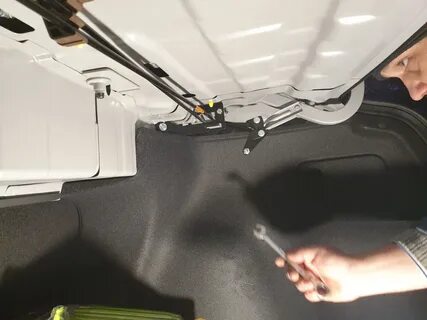 Газовый упор багажника солярис