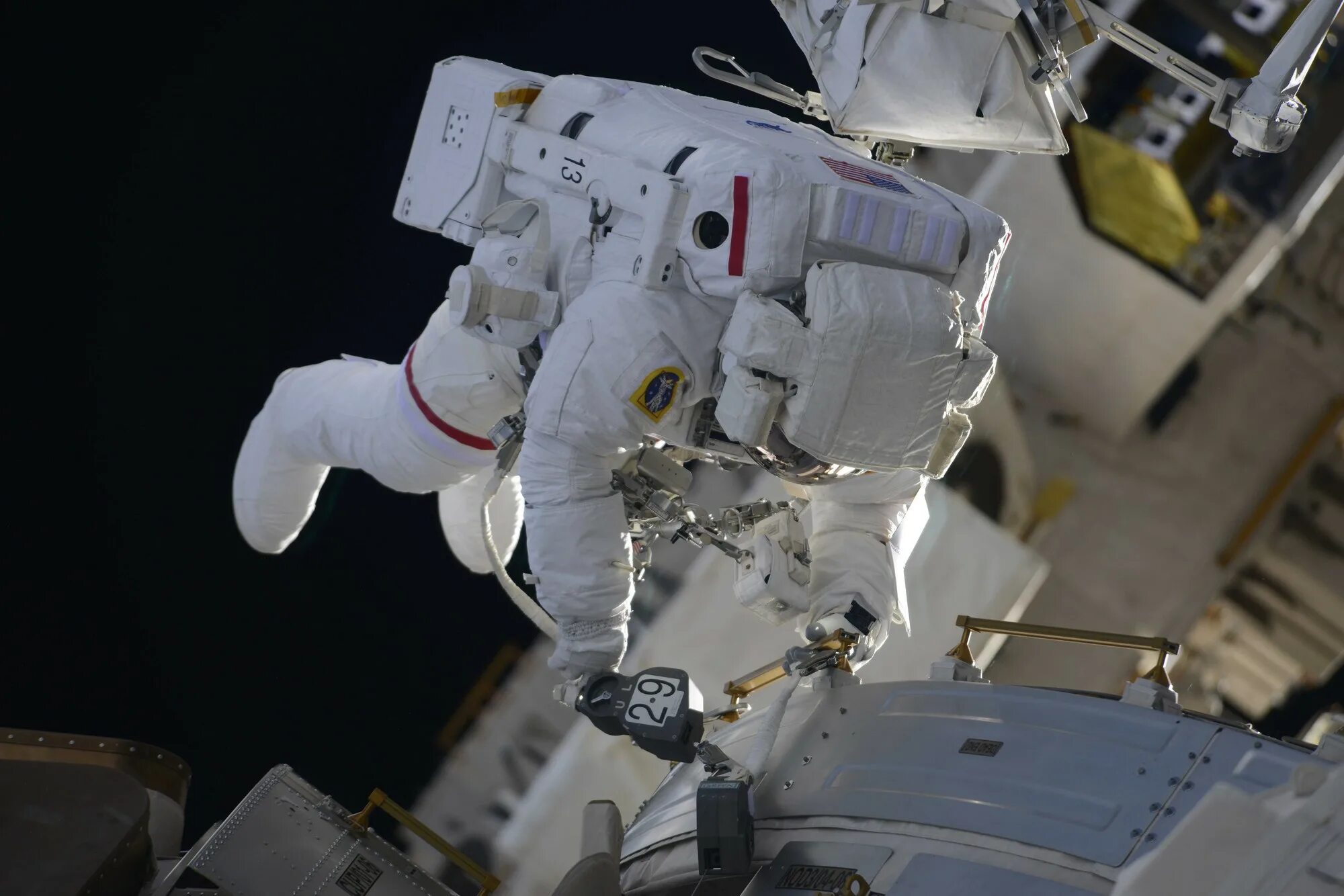 Выход астронавтов в открытый космос. Космонавт МКС Артемьев 2018. Космонавт в открытом космосе. Открытый космос. Выход в открытый космос.