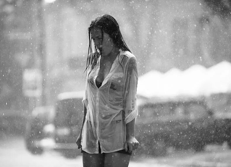 Девушка под дождем. Девушка под дождем. Под дождем. Девушка идет по дороге. Гулять мокрой.