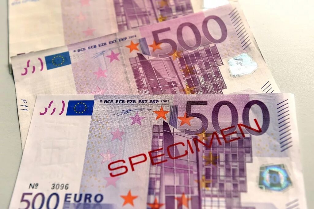Сколько 500 евро в рублях на сегодня. Банкноты евро 500. Купюра 500 евро. 500 Евро купюра 2002. Как выглядит 500 евро.