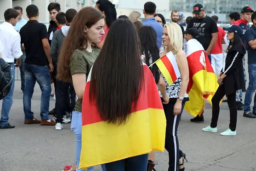 Гасиев с осетинским флагом. Девушка с осетинским флагом. Осетинка с флагом. Осетинки девушки с флагом. Южная осетия поддержала