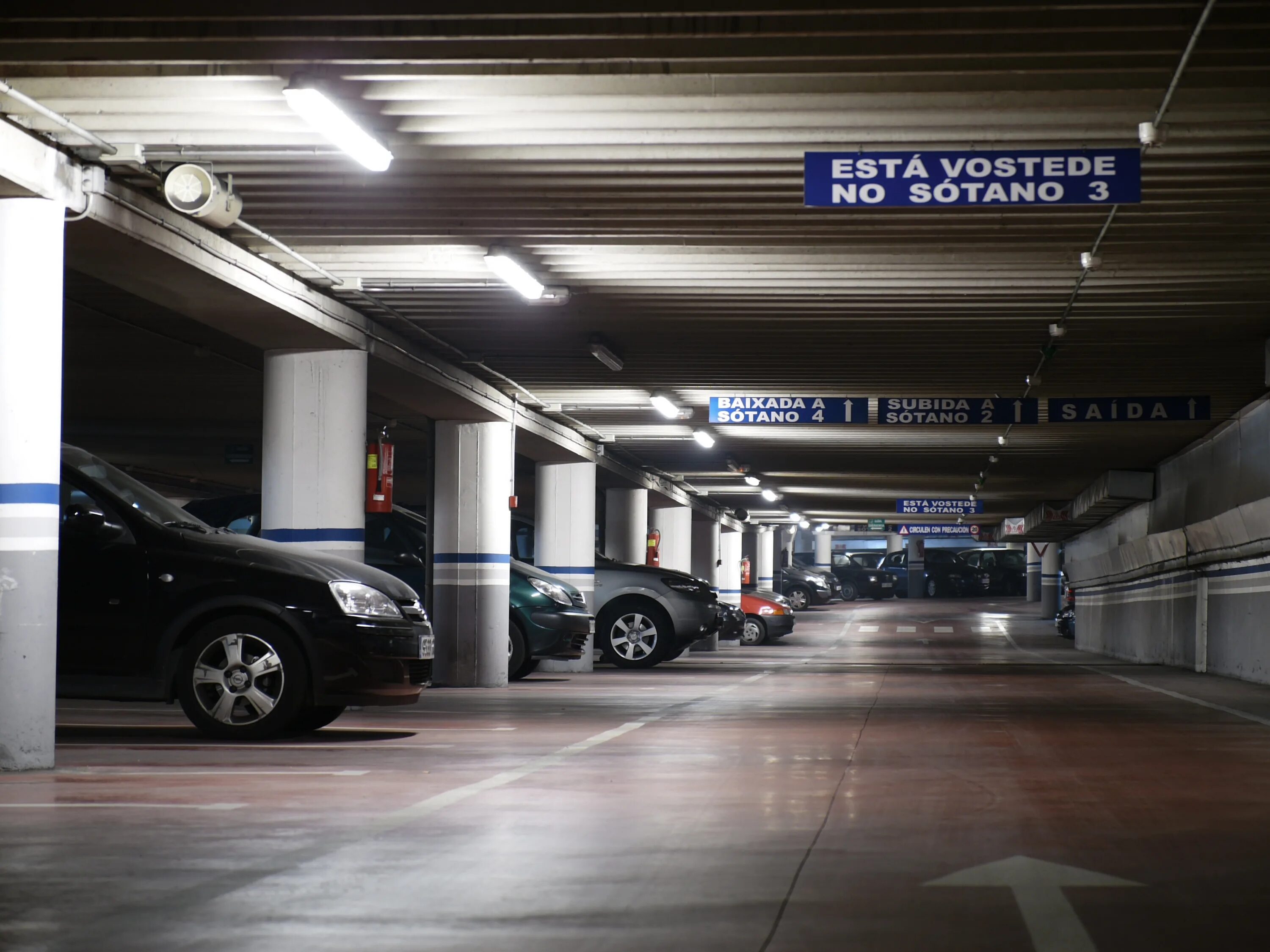 Паркинг что это. Подземная стоянка для автомобилей. Автомобиль на подземной парковке. Закрытая автостоянка. Темная подземная парковка.