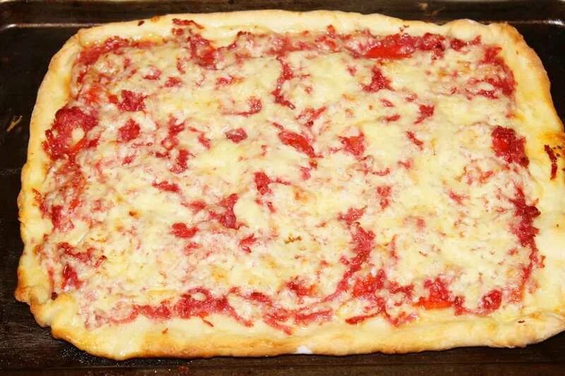 Домашняя пицца без колбасы. Пицца в духовке с колбасой и сыром и помидорами. Домашняя пицца с колбасой и сыром. Пицца с колбасой и сыром в духовке. Домашняя пицца с колбасой сыром и помидорами.