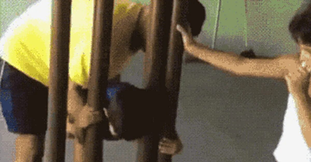 Как бьют по ж видео