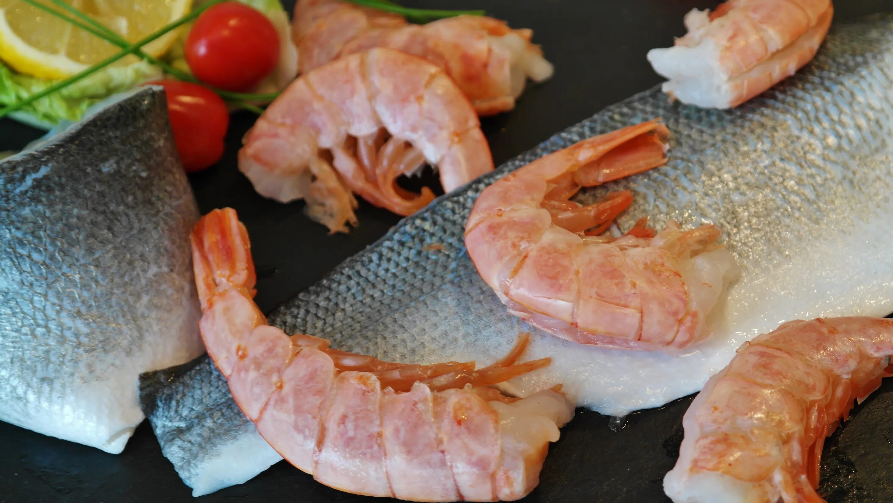 Море вкусного рыба. Креветка. рыба которая питается креветками. рыба и морепродукты в питании человека.