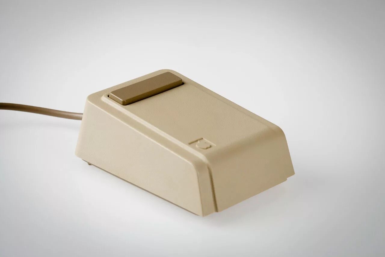Как выглядит компьютерная мышь. Мышь компьютерная apple 1983. компьютерная мышь апл 1983. первая компьютерная мышь эппл. первая мышка от эппл.