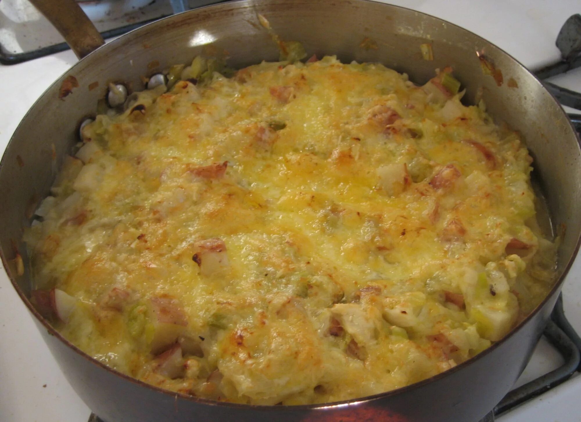Приготовление капуста с картошкой. Капуста с картошкой запеканка. Картошка с сыром на кастрюле. Запеканка из картофеля и сыра в кастрюле. Картофельно капустная.