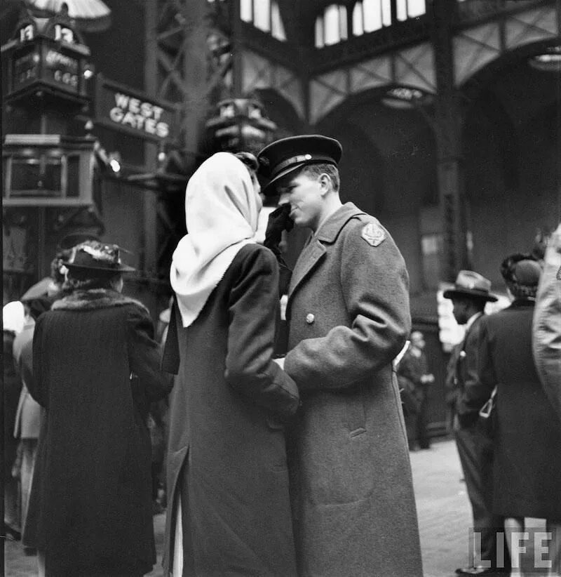 Советский прощание. Прощание влюбленных на Пенсильванском вокзале в 1943. Американский поцелуй.