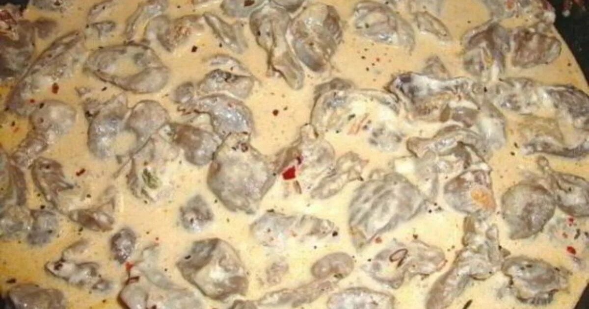 Пупочки и сердечки. Куриные сердечки тушеные в сметане. куриные пупки в сметанном соусе. куриные желудки в сметане. сердечки куриные в сметане в духовке.