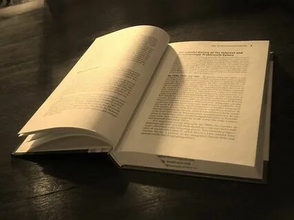 Раскрытая книга с текстом