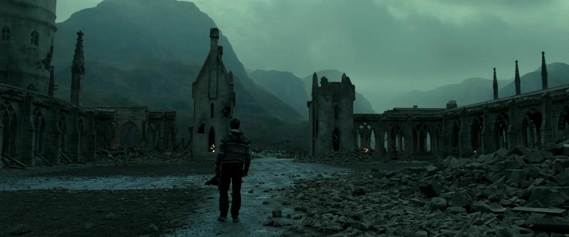 Хогвартс финальная битва. Harry potter битва за хогвартс. Хогвартс после битвы. Хогвартс после битвы. Воландеморт битва за хогвартс.