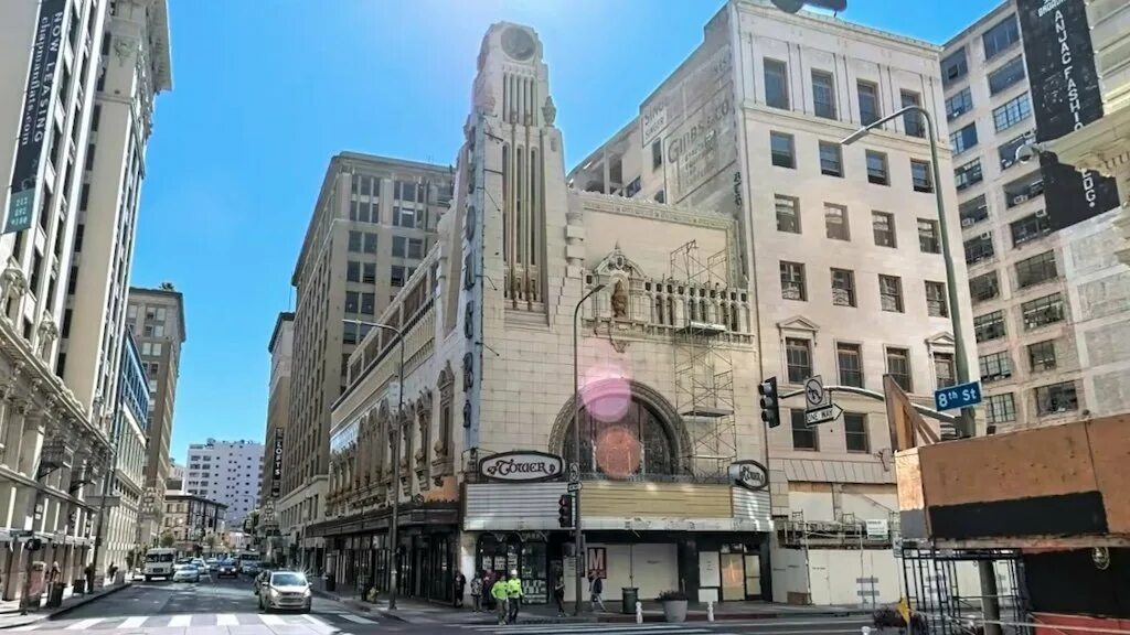 Store theatre. Tower Theatre los Angeles улица. Магазин Эппл в Лос Анджелесе Tower. Башня Apple. Tower Theatre los Angeles улица площадь.