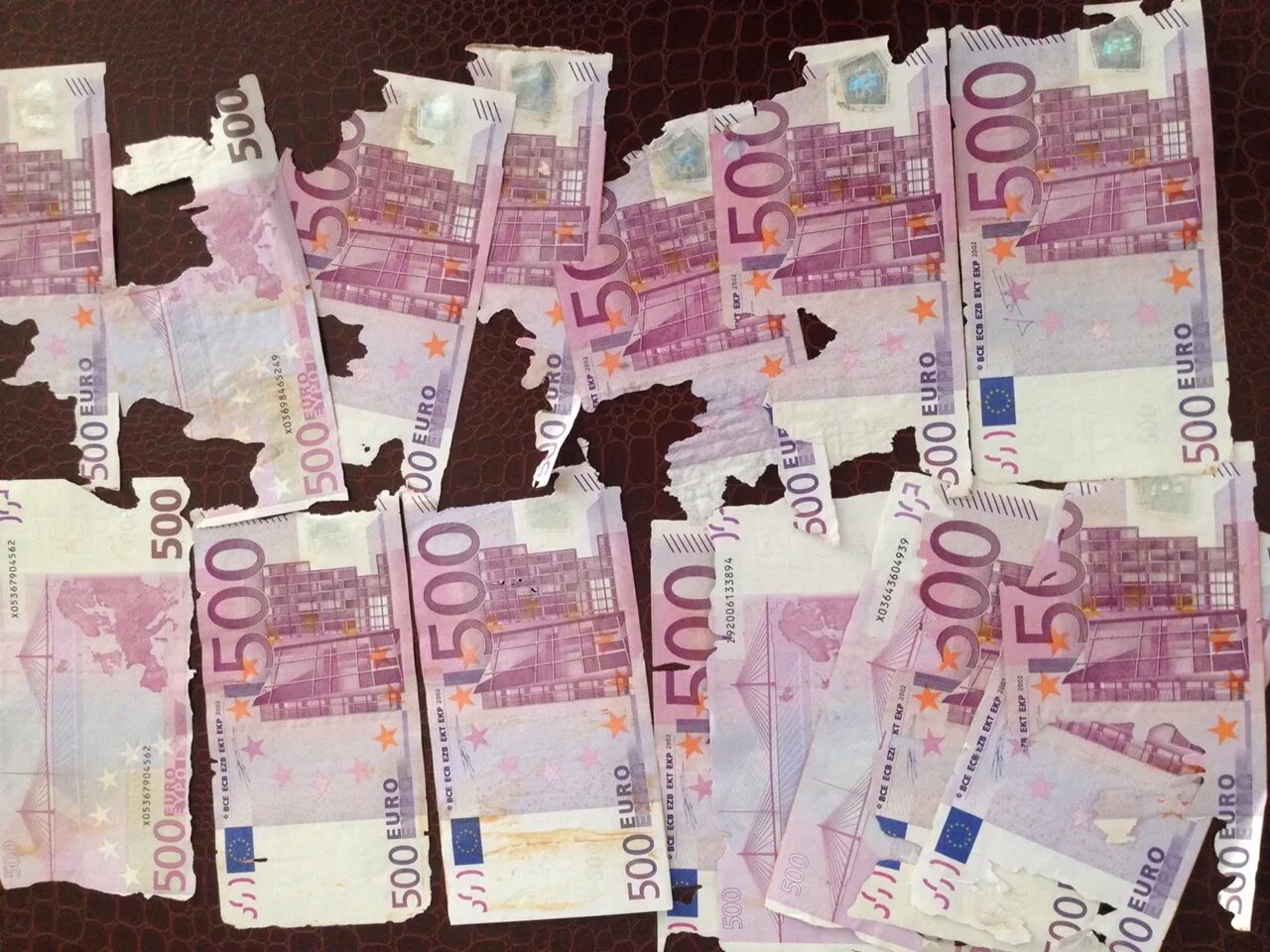 100 euro. Фото постиранных денег. Постиранные деньги. Купюра 100 евро 2002. Рваный евро.