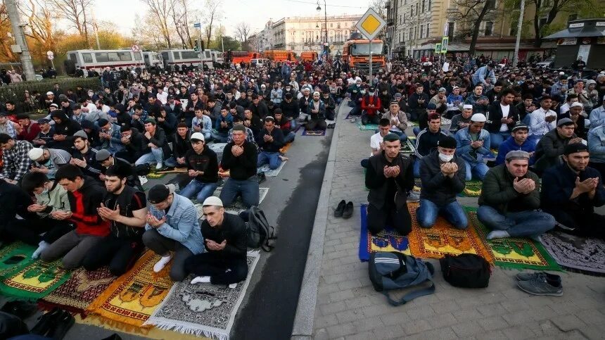 Ураза-байрам в Санкт-Петербурге. С праздником Ураза байрам.