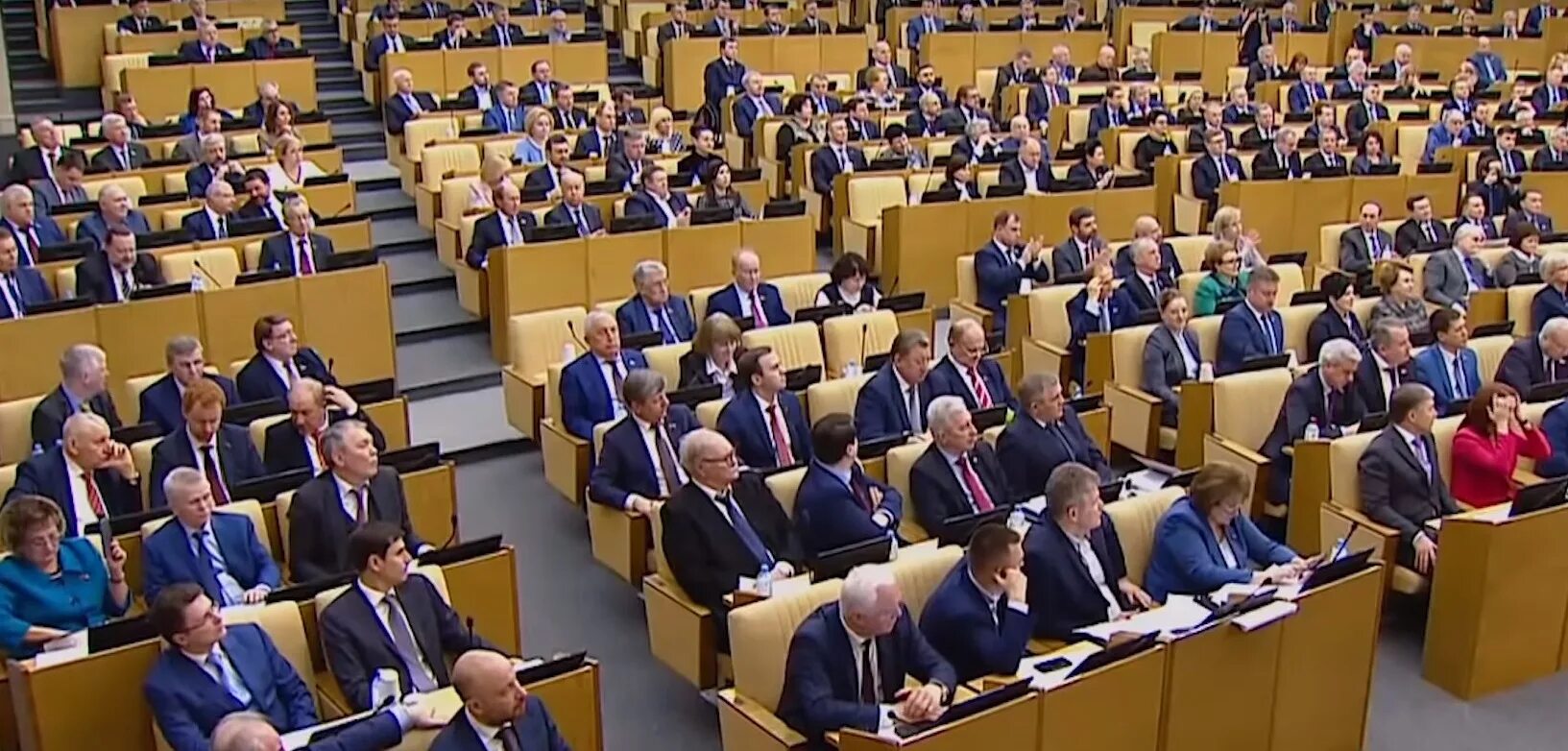 Одобренное большинством. Человек показывает класс. Бурные аплодисменты. Класс палец. Ученики оборачиваются.