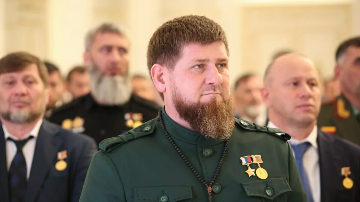 За что кадырову дали героя. За что кадырову дали героя. За что кадырову дали героя. Кадыров в с принцем. Рамзан кадыров краповый берет.