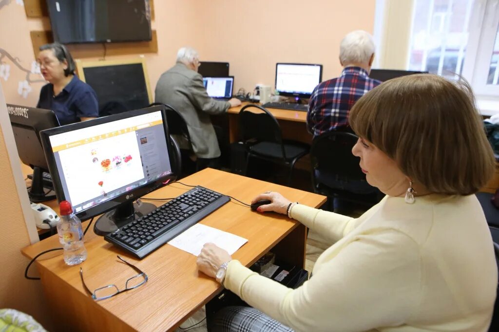 Работающие пенсионеры москвы. Занятие по компьютерной грамотности. Московское долголетие компьютерная грамотность. Обучение пенсионеров. Иностранные языки Московское долголетие.