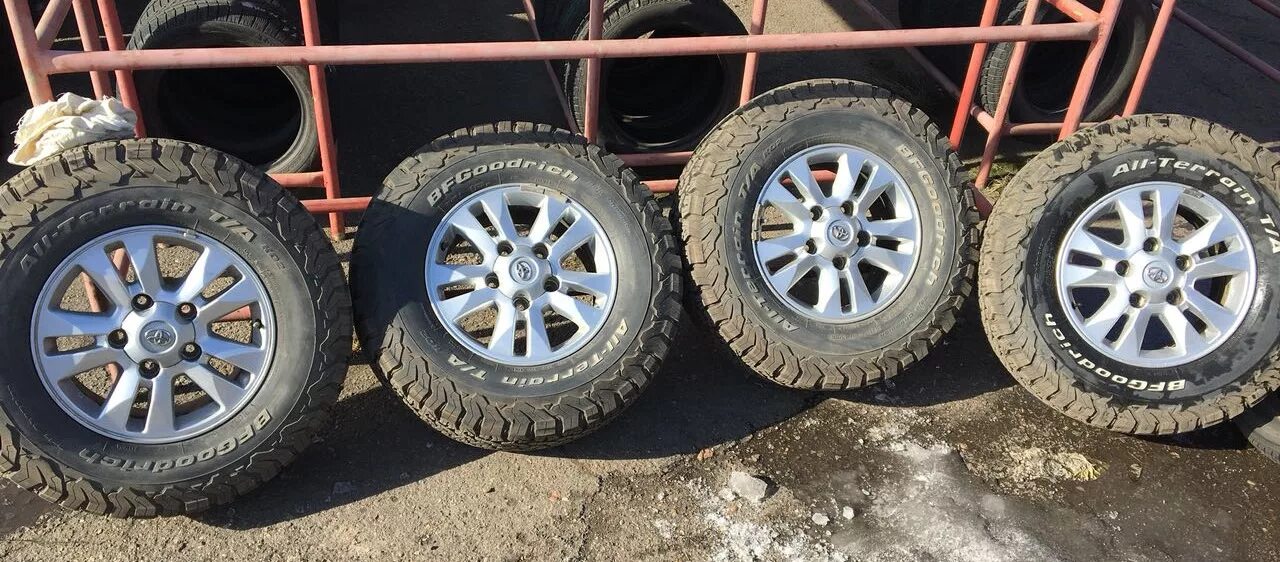 Купить колеса на крузер. 285/70 R17 Land Cruiser 100. Колеса на ленд Крузер 100. Toyota Land Cruiser на колесах 285/70 r17. 285/70 R17.