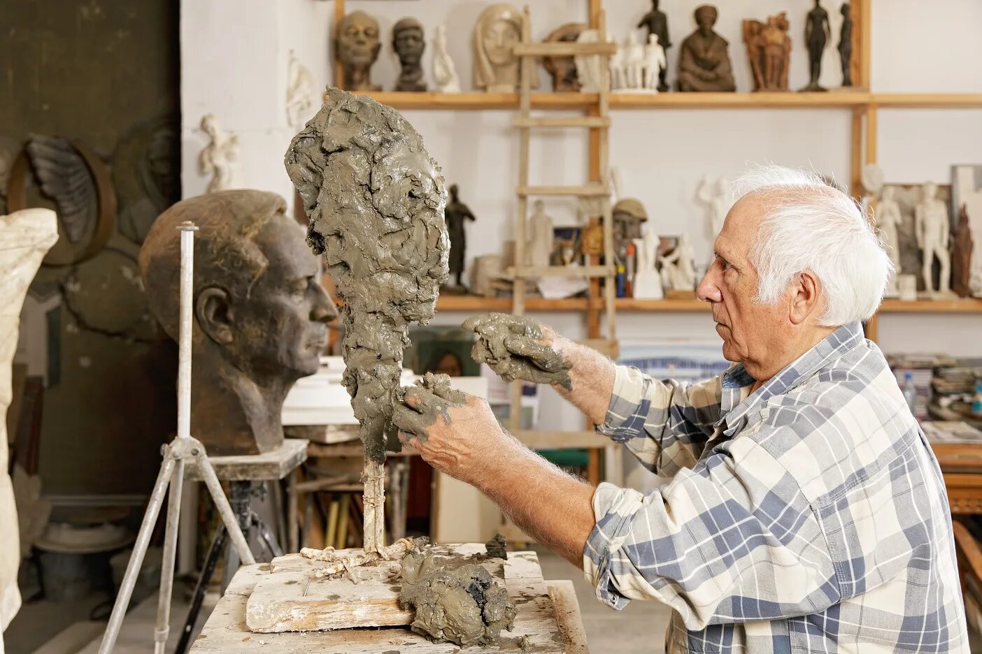 Мужчина и женщина в скульптурной мастерской. Скульптор лепит. Художники скульпторы. Скульптура суриковский институт. Скульптор ваяет скульптуру.