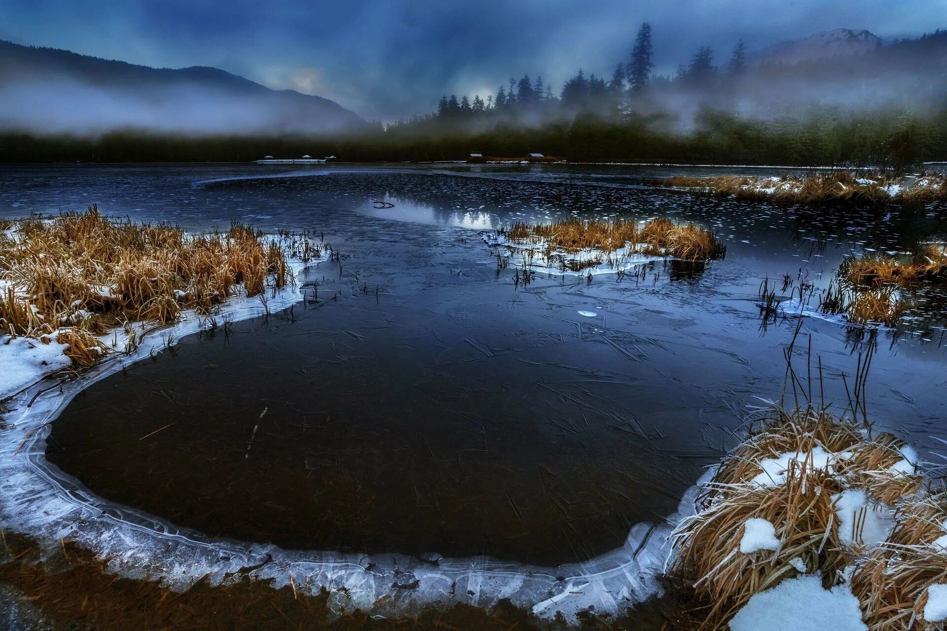 Замерзшее озеро. Замерзший водоем. Лед на озере. Замерзшая река. Лед на реках и озерах