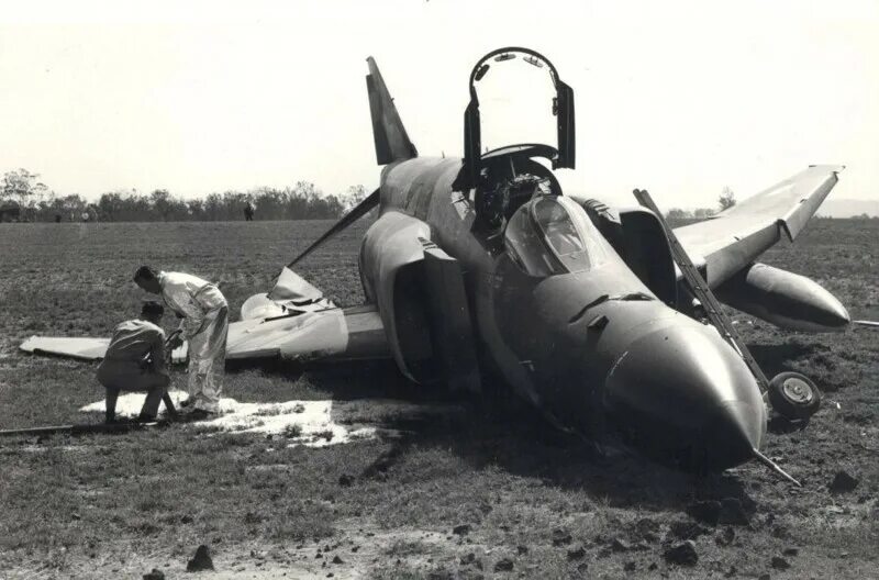 Фантом самолёт вьетнам подбитый. Пленные американские летчики во вьетнаме. Плененный американский летчик во вьетнаме. Сбитый американский летчик вьетнам. Пленные американские летчики во вьетнаме.