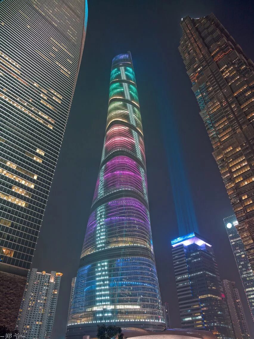 Шанхай небоскребы. Шанхай башни высотки. Шанхайская башня Shanghai Tower Китай.. Шанхай ТОВЕР небоскреб. Небоскрёб Шанхай Тауэр..